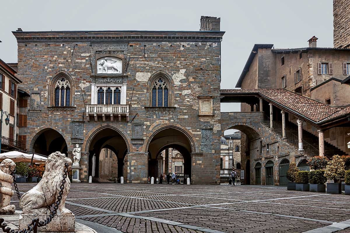 Palazzo della Ragione in piazza Vecchia a Bergamo, uno dei luoghi dove vale l'obbligo di mascherina all'aperto In centro a Bergamo mascherina obbligatoria all'aperto