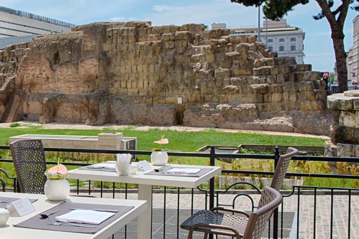 La zona colazione con vista sui resti delle antiche Mura Serviane risalenti al VI secolo a.C.