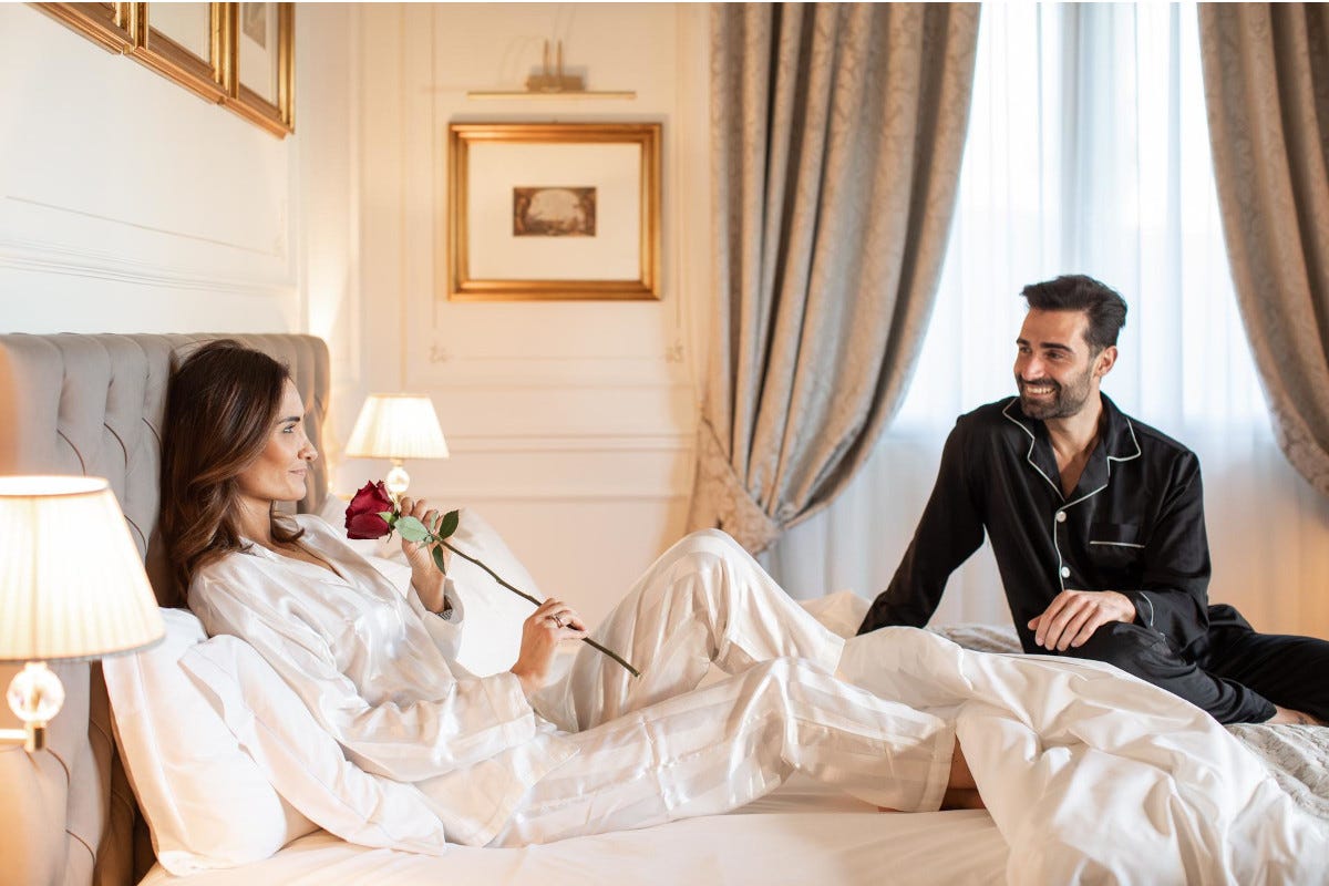 Momento romantico in una stanza di Palazzo di Varignana A San Valentino l’amore è nell’aria a Palazzo di Varignana