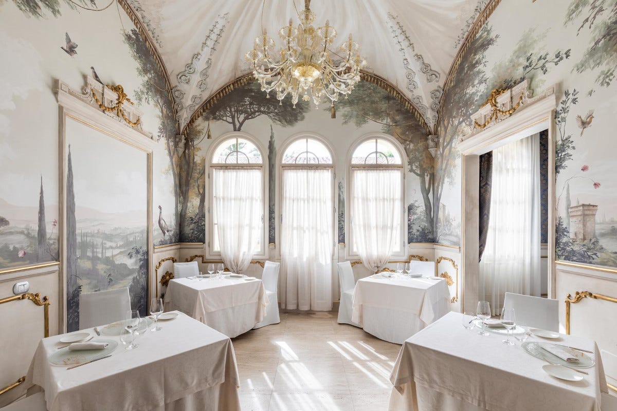 Una sala del ristorante Il Grifone di Palazzo Varignana, in provincia di Bologna Il Grifone un menu in cui Emilia e Romagna celebrano la bella stagione