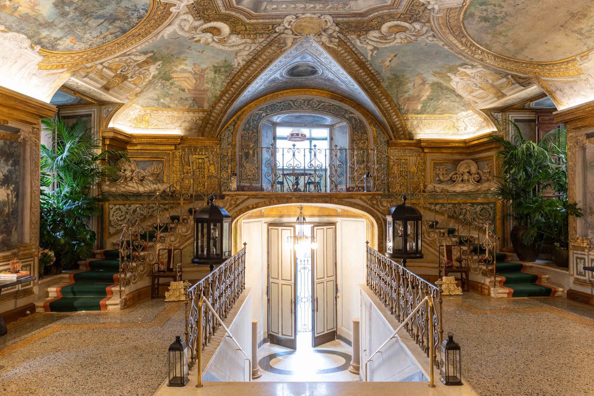 L'ingresso di Palazzo Vilòn a Roma Hotel Vilòn a palazzo Borghese soggiorni tra l'arte e la storia di Roma