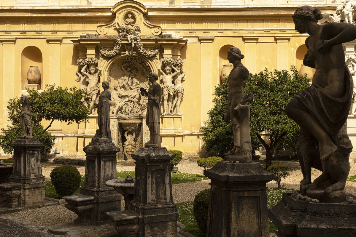 Le statue del giardino privato di Palazzo Borghese Hotel Vilòn a palazzo Borghese soggiorni tra l'arte e la storia di Roma