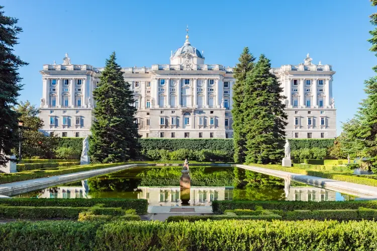 Viaggio tra i 10 palazzi pi&ugrave; lussuosi e belli del mondo