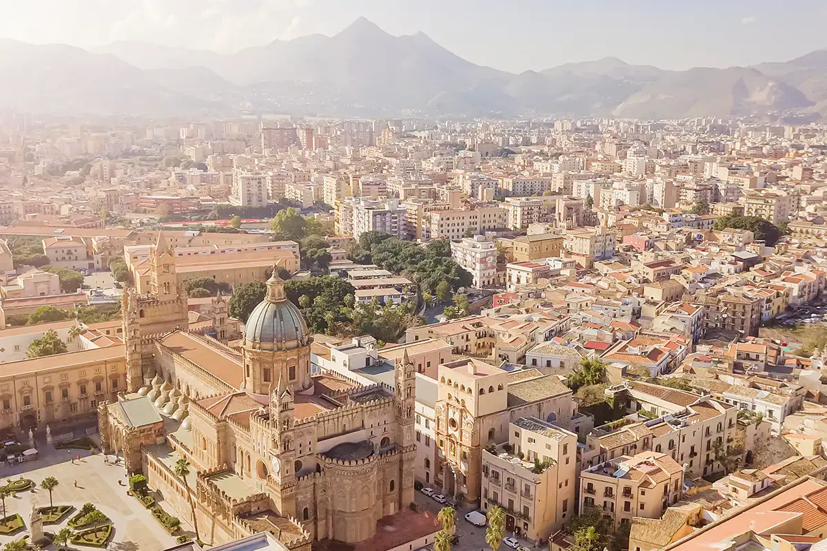Vista aerea del centro di Palermo In Sicilia torna la zona bianca dal 9 ottobre