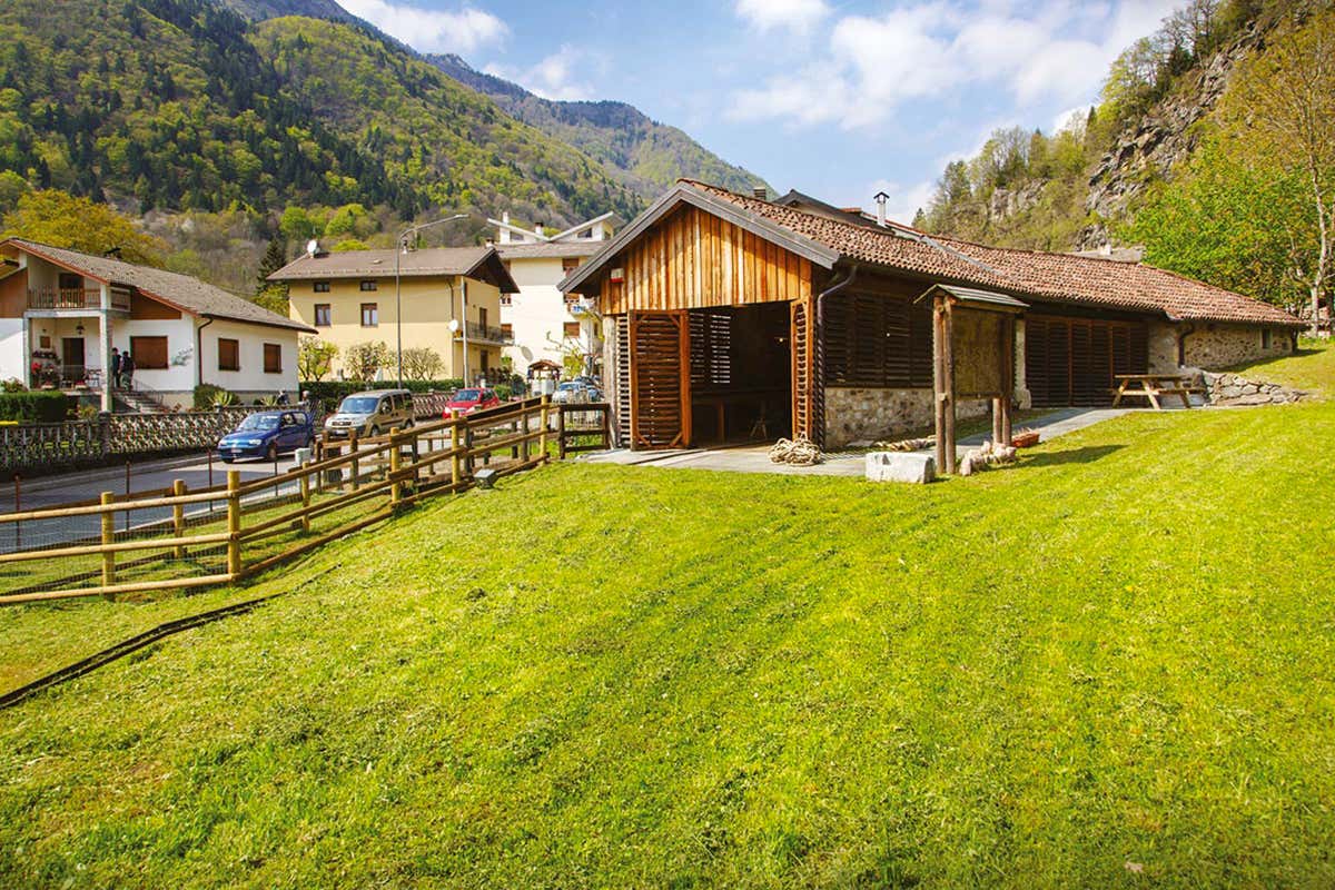 In Carnia, il borgo che racconta le tradizioni di un popolo attraverso il legno In Carnia, il borgo che racconta le tradizioni di un popolo attraverso il legno