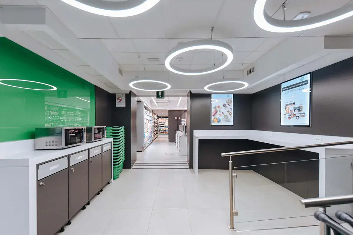 La sala ristoro disponibile all'interno del Pam Local di via Panisperna a Roma Tripletta di aperture franchising per Pam che si espande con i format Local e City