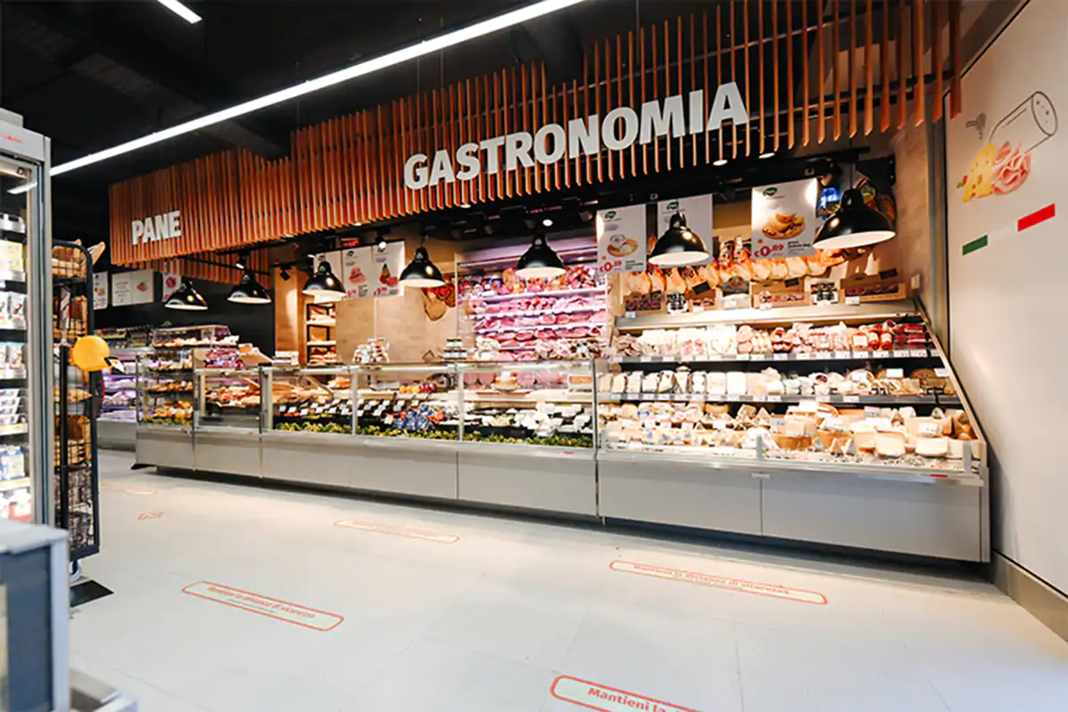 Il reparto gastronomia del punto vendita di Ostia Tripletta di aperture per Pam che conferma il modello in franchising
