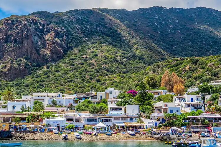 Alle isole Eolie vaccini per i turisti dall&rsquo;11 giugno Vaccini in vacanza ai turisti: alle Eolie s&igrave; alla seconda dose