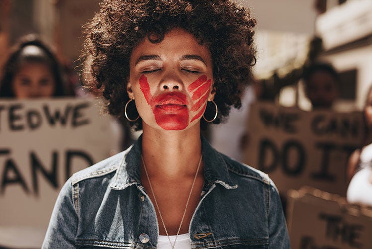 Il 25 novembre è la Giornata contro la violenza sulle donne (Un calice di rosso su una panchina contro la violenza sulle donne)
