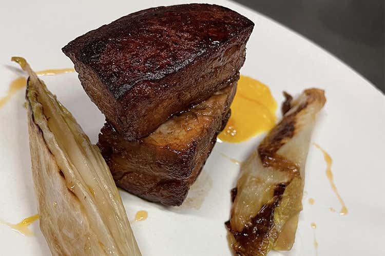 Pancia di maiale nero casertano cotto a bassa temperatura con zucca piccante, indivia, capperi e olive - Morsi & Rimorsi, un modello per la ristorazione post pandemia