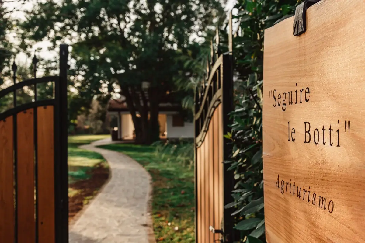 L'ingresso dell'agriturismo Cantina S.Andrea esalta i vini del Basso Lazio