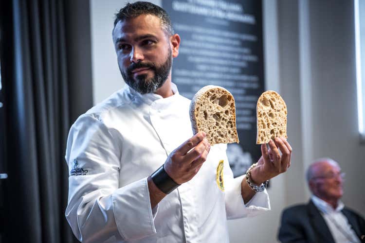 Un pane sano lo si riconosce anche dall'aspetto (Pane buono e sanoUn manuale per riconoscerlo)