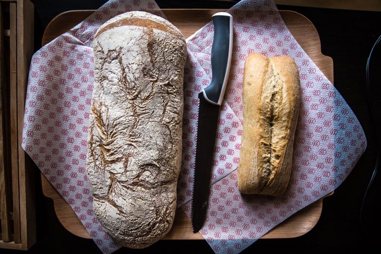 Per riconoscere un buon pane, servono tutti i sensi (Pane buono e sanoUn manuale per riconoscerlo)