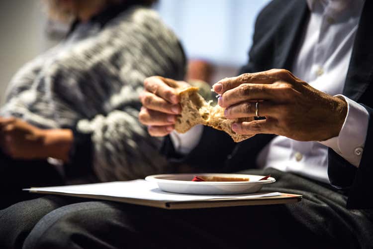 Un buon pane deve presentare un gradiente di consistenza equilibrato, in un crescendo di cedevolezza dalla crosta al cuore della mollica (Pane buono e sanoUn manuale per riconoscerlo)