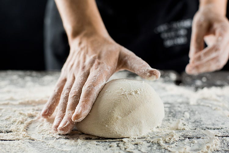 Un ritorno al pane, non solo fatto in casa, ma anche acquistato in panificio - Crisi, apprezzare le cose semplici Il pane in tavola,  10% di consumi