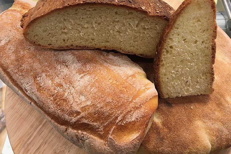 Pane di Piana e pane a lievitazione naturale - Gli antichi sapori albanesi rivivono dietro il bancone di Tastalo