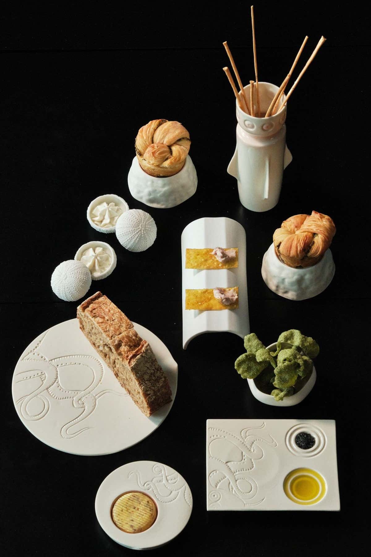 Il servizio del pane è presentato su una mise en place ispirata al mosaico "Marine con Pesci" della casa del Fauno a Pompei - Grand Hotel Parker‘s