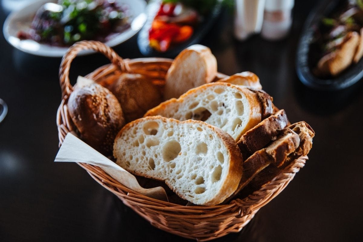 È giusto far pagare il pane a parte al ristorante? Cosa ne pensano gli chef
