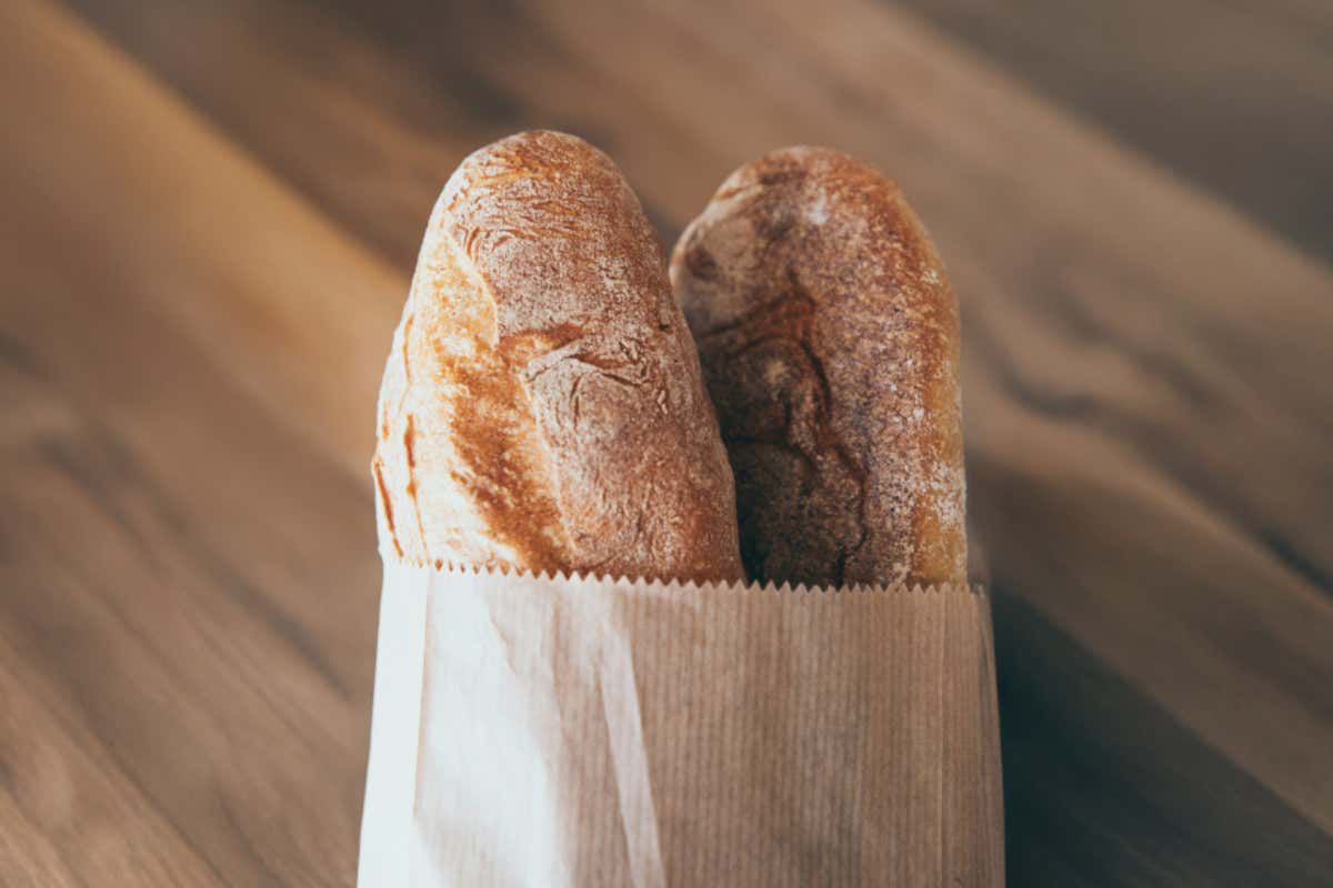 Pane, simbolo d’Italia ma sempre più sprecato: il 62% degli italiani lo butta Pane, simbolo d’Italia ma sempre più sprecato: il 62% degli italiani lo butta