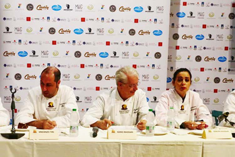 Iginio Massari al centro della giuria (Il Panettone trova casa a Palermo)