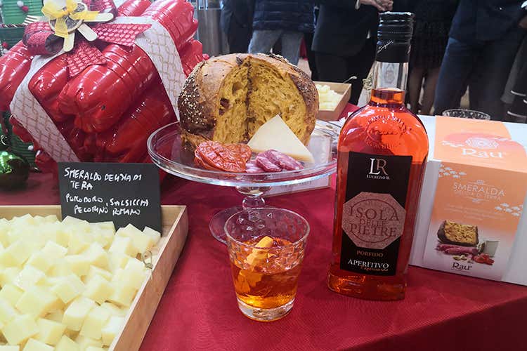 Il Panettone salato Smeralda, Delizia di terra abbinato all'aperitivo “Isola delle Pietre” (Un panettone al Pecorino Romano per portare la Sardegna nel mondo) Il Panettone salato Smeralda, Delizia di terra abbinato all'aperitivo “Isola delle Pietre” (Un panettone al Pecorino Romano per portare la Sardegna nel mondo)
