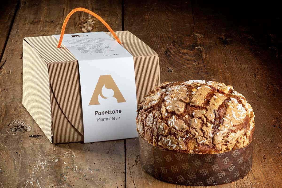 Il panettone piemontese, basso e mandorlato, di Marco Avidano Al napoletano Salvatore Tortora la coppa del mondo per il miglior panettone tradizionale