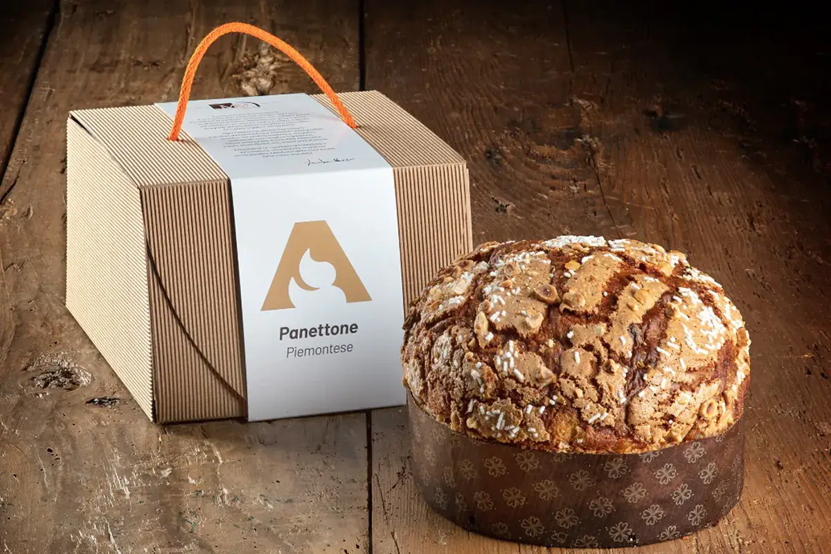 Il panettone piemontese, basso e mandorlato, di Marco Avidano Al napoletano Salvatore Tortora la coppa del mondo per il miglior panettone tradizionale