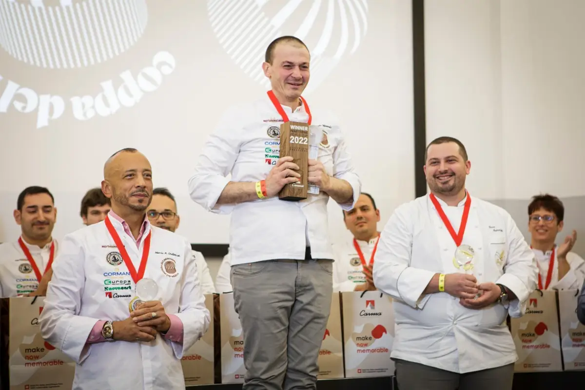 Il primo classificato Annibale Memmolo, Bruno Andreoletti (secondo) e Marcio A. Orellana (terzo) Panettone tradizionale, il campione del mondo &egrave; Giuseppe Mascolo