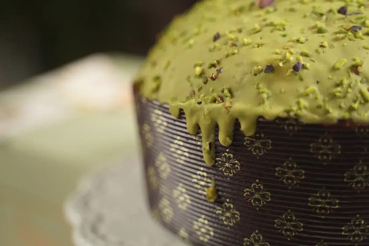 Il dettaglio della copertura del panettone Tradizioni lontane si incontrano nel panettone Pistacchio Matcha di Loison