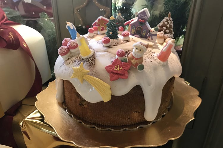 Un panettone artigianale riccamente decorato (Un Natale dolce e solidale Milano scopre il panettone sospeso)