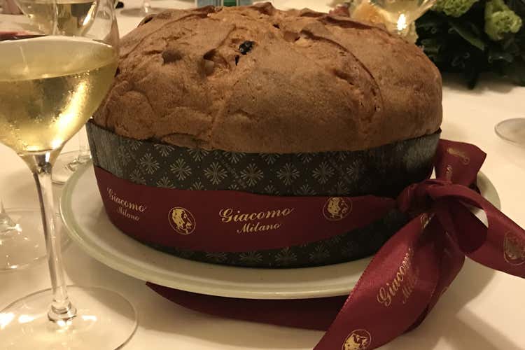 Un panettone della pasticceria Giacomo di Milano (Un Natale dolce e solidale Milano scopre il panettone sospeso)