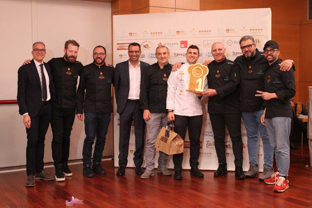 La premiazione di Francesco Fiore per il Miglior panettone artigianale tradizionale Mastro Panettone, Campania e Lombardia fanno incetta di premi