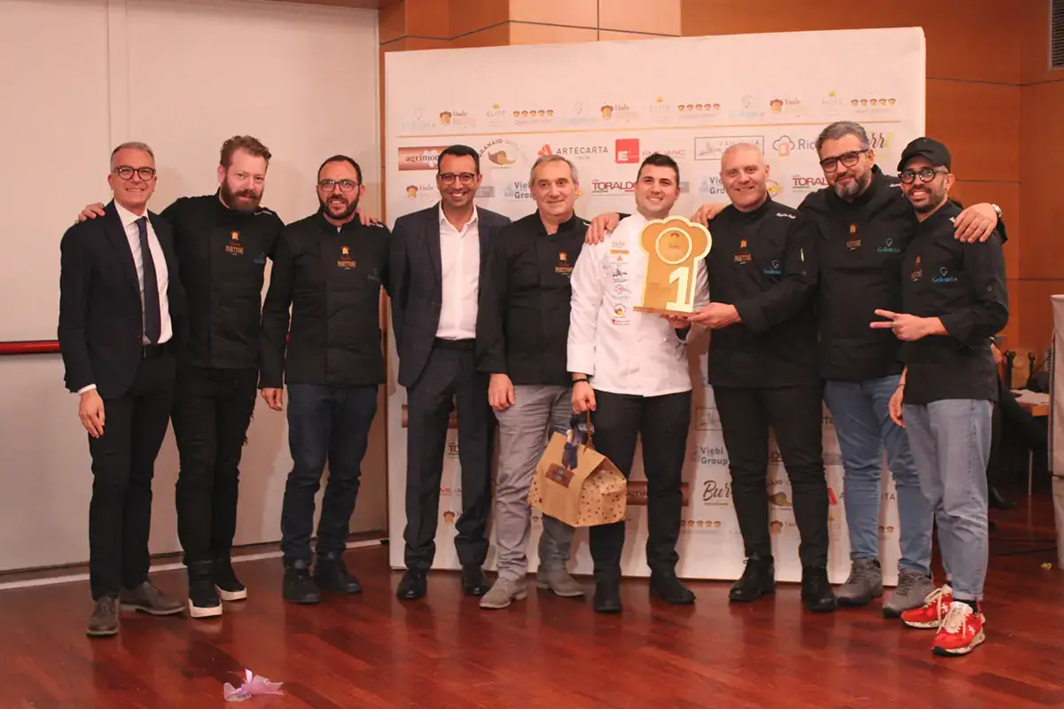 La premiazione di Francesco Fiore per il Miglior panettone artigianale tradizionale Mastro Panettone, Campania e Lombardia fanno incetta di premi