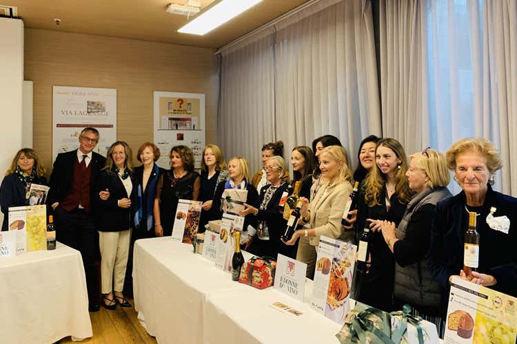 Foto di gruppo alla presentazione dell'iniziativa (Il panettone e i vini regionali In una guida 72 abbinamenti)