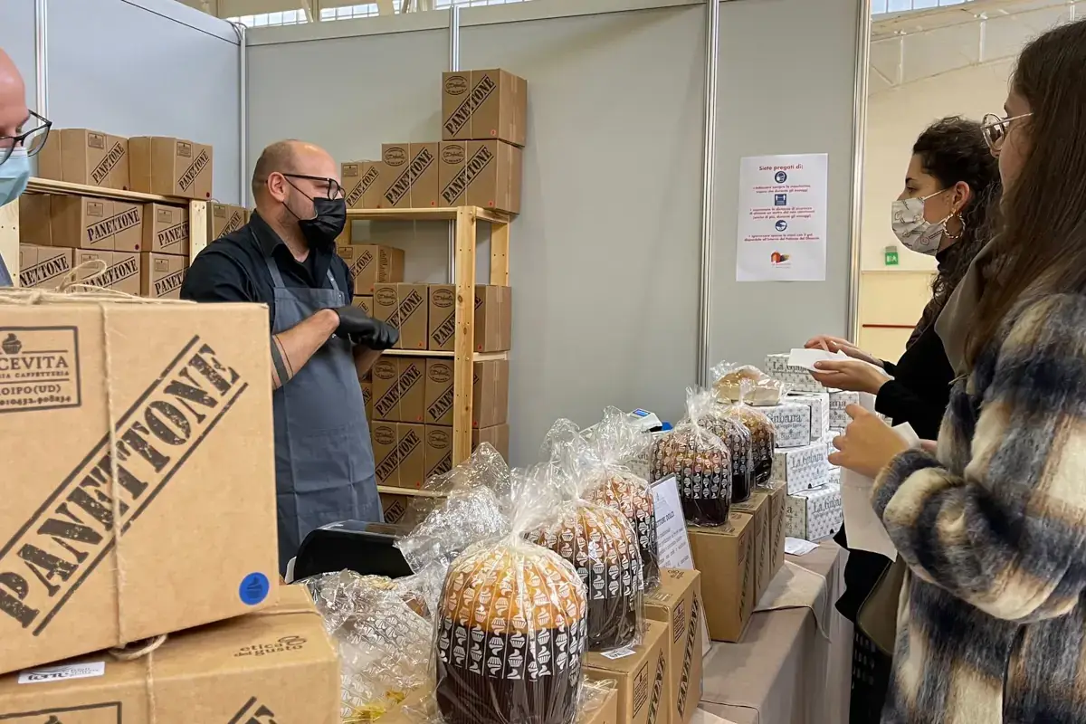 File al Palaghiaccio per acquistare panettoni a Milano &Egrave; gi&agrave; boom di panettoni. E a Milano vincono Achille Zoia di Cologno Monzese e Helga Liberto di Battipaglia