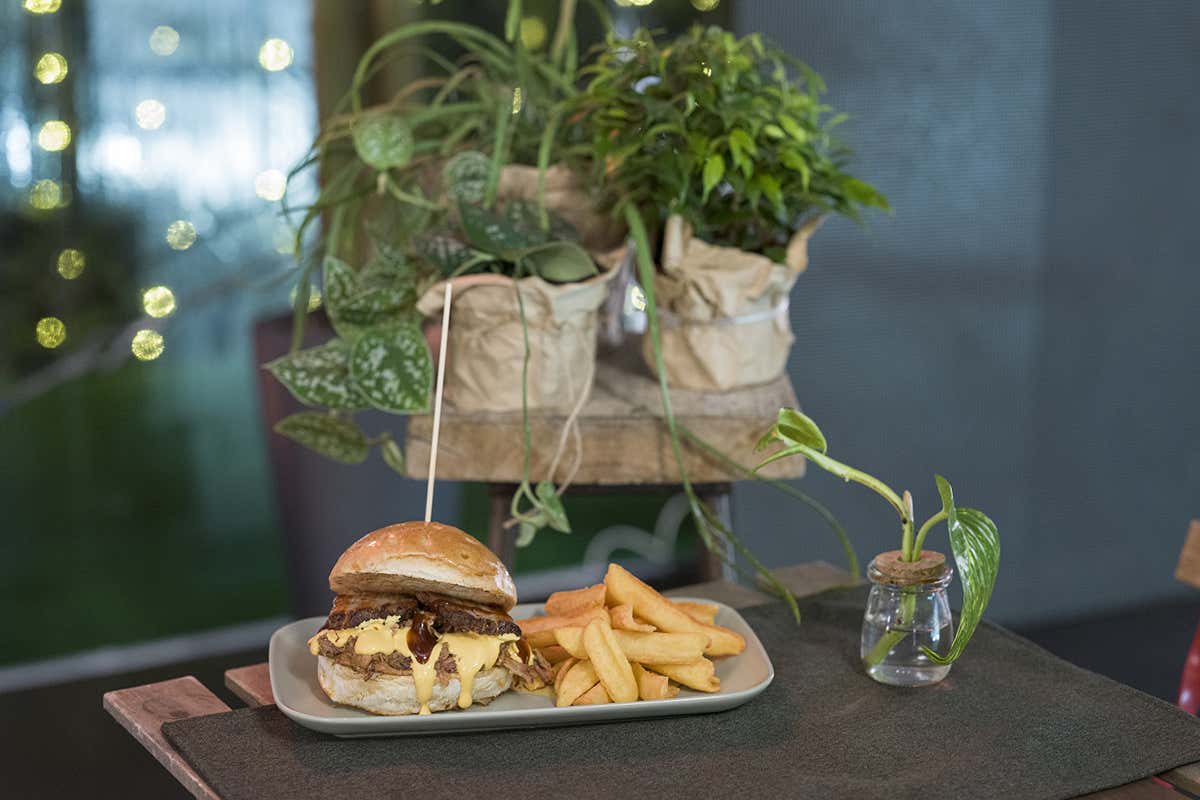 Il panino del direttore Hub culturale e smoke barbeque in un Orto Romano che guarda il Cupolone