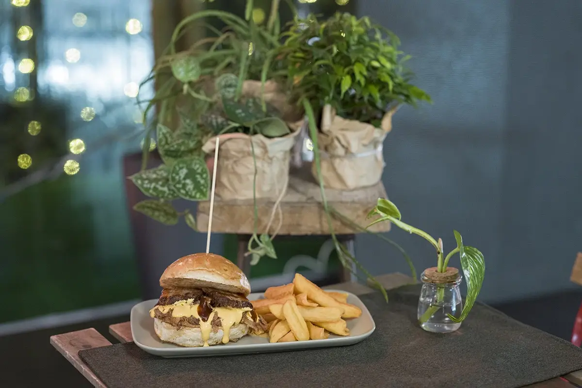 Il panino del direttore Hub culturale e smoke barbeque in un Orto Romano che guarda il Cupolone