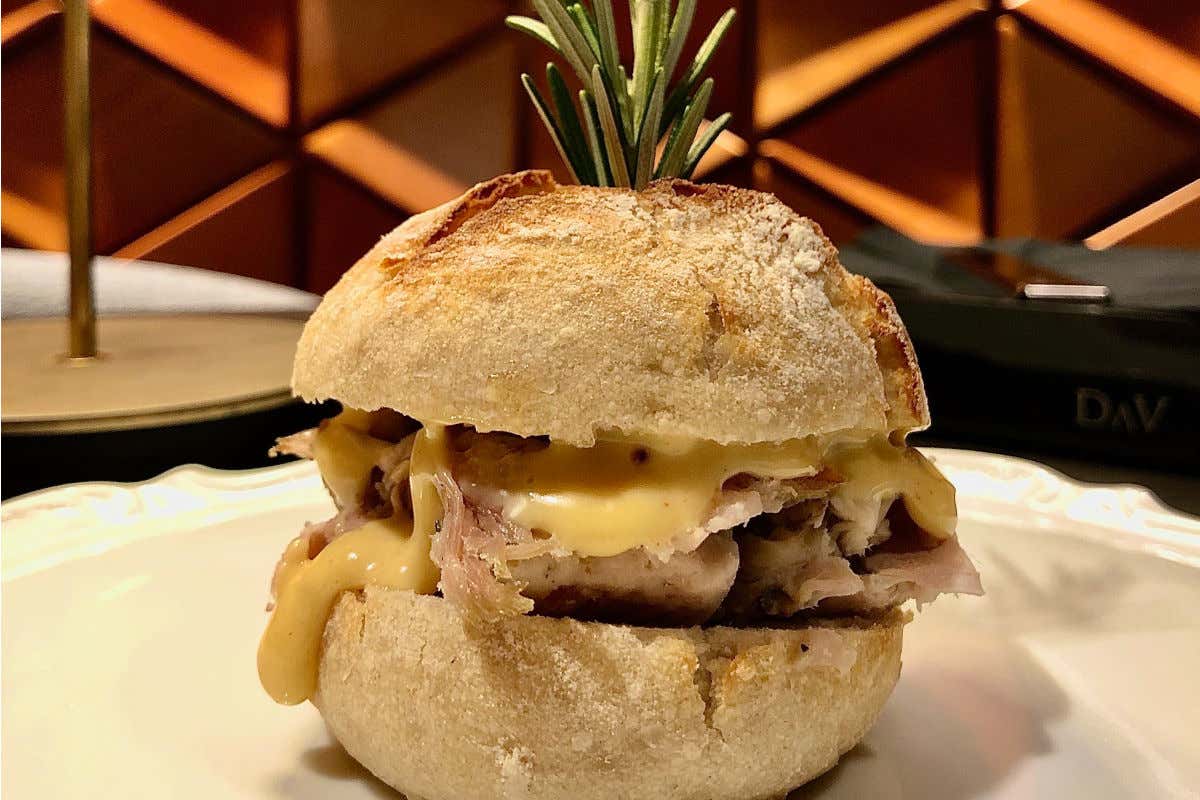 Panino Regina - Porchetta - Campione d'Italia RaffaelVenditti porta la porchetta negli “street store”