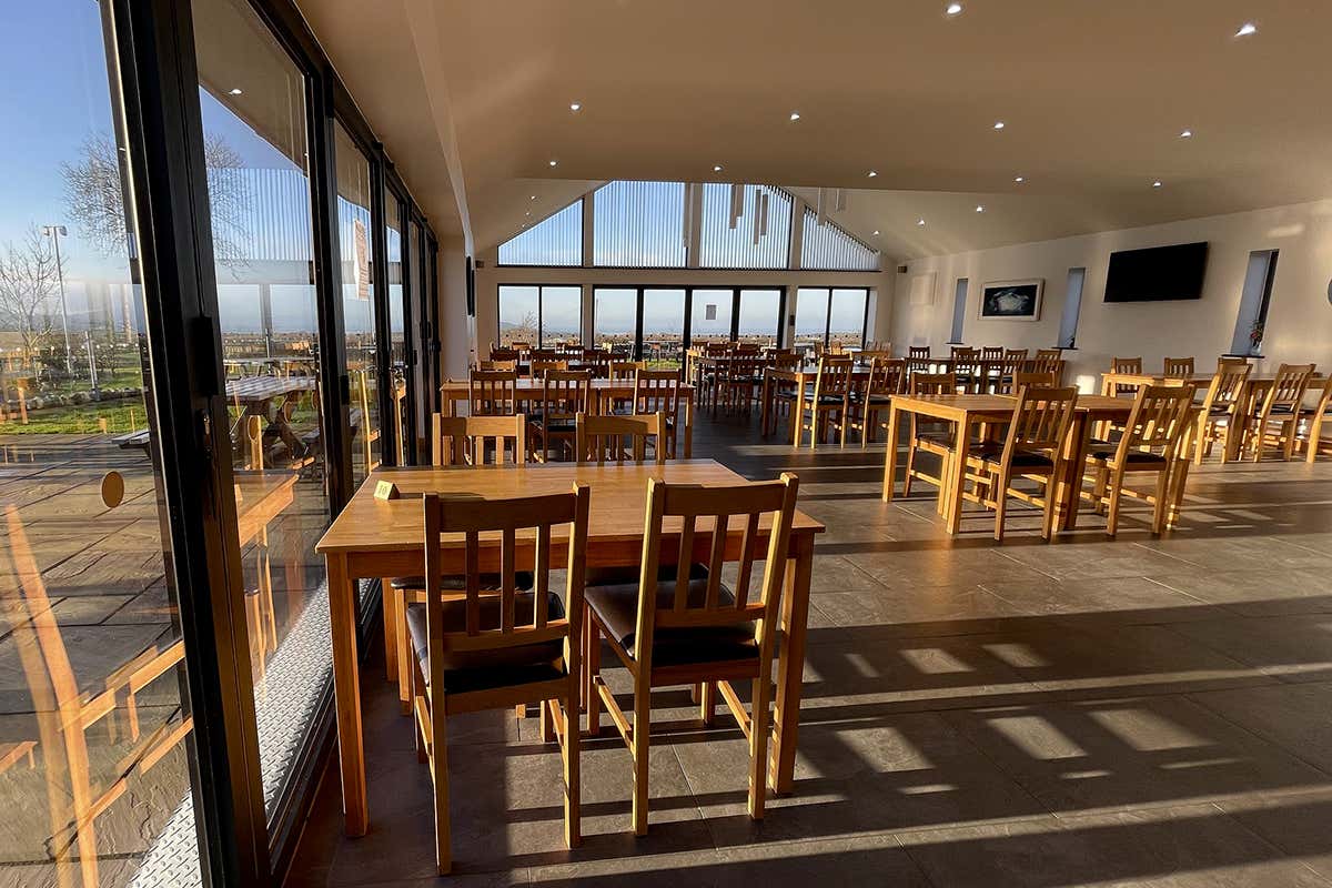 La sala interna del Pant Du Vineyard Café