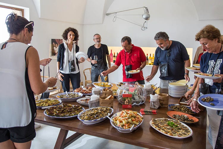 In programma degustazioni e visite alle cantine (Pantelleria, l’enogastronomia si racconta al Doc Festival)