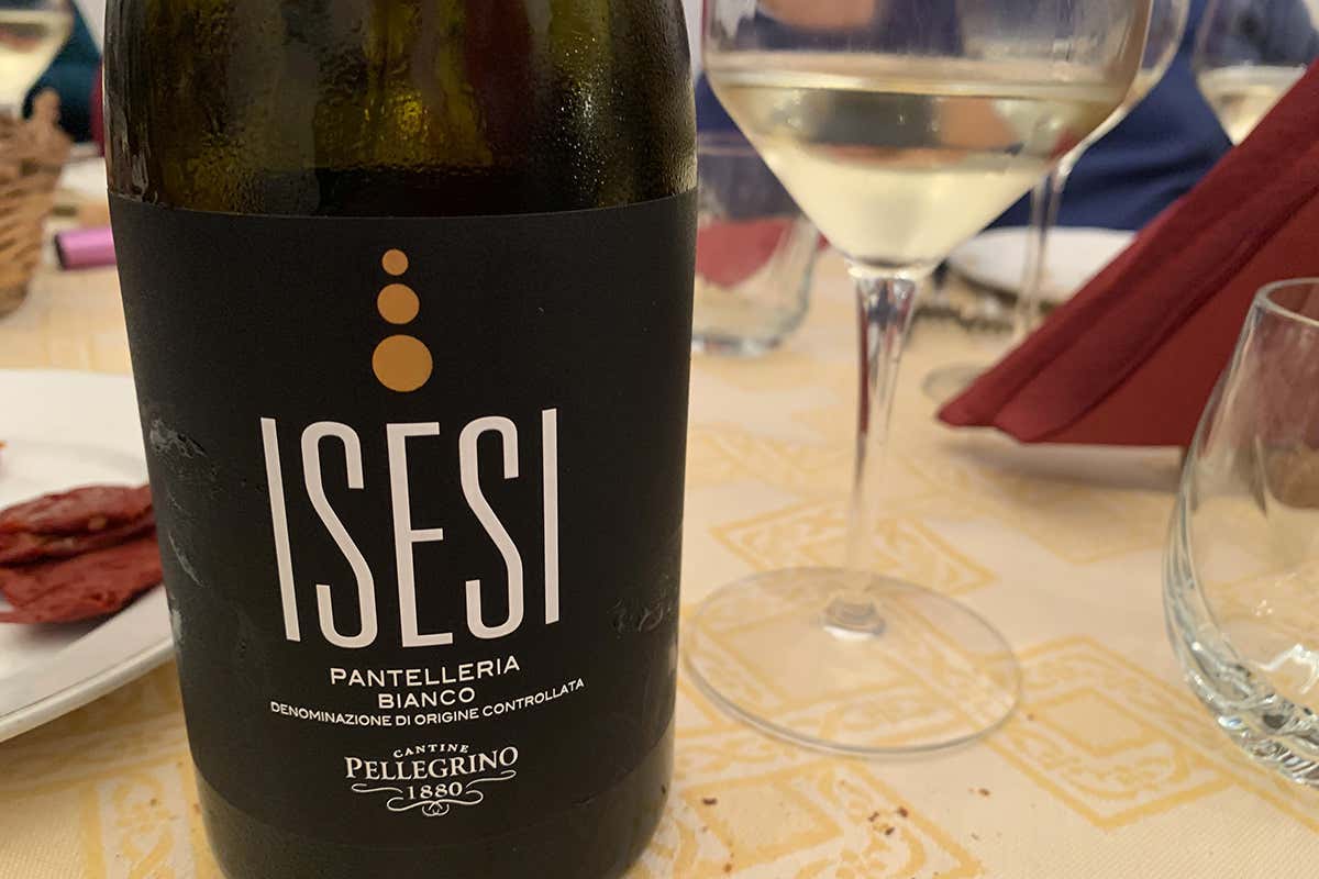 Un esplicito richiamo a i Sesi, strutture megalitiche che testimoniano il passato remoto dell'isola ATTESA FOTO Pantelleria, isola che profuma di terra