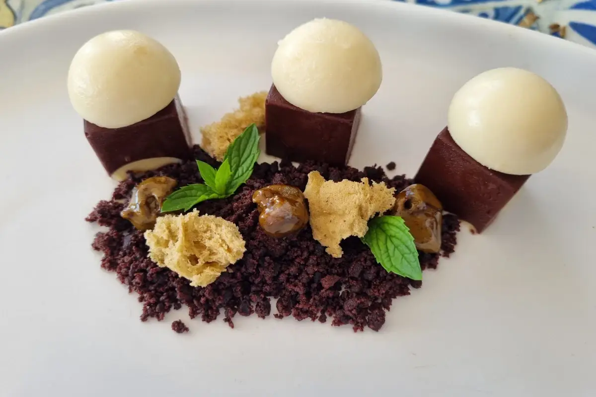 Il dessert &ldquo;Pantelleria vista dall&rsquo;alto&rdquo;, dove &egrave; stata riprodotta parte dell&rsquo;isola con dammusi di cioccolato 