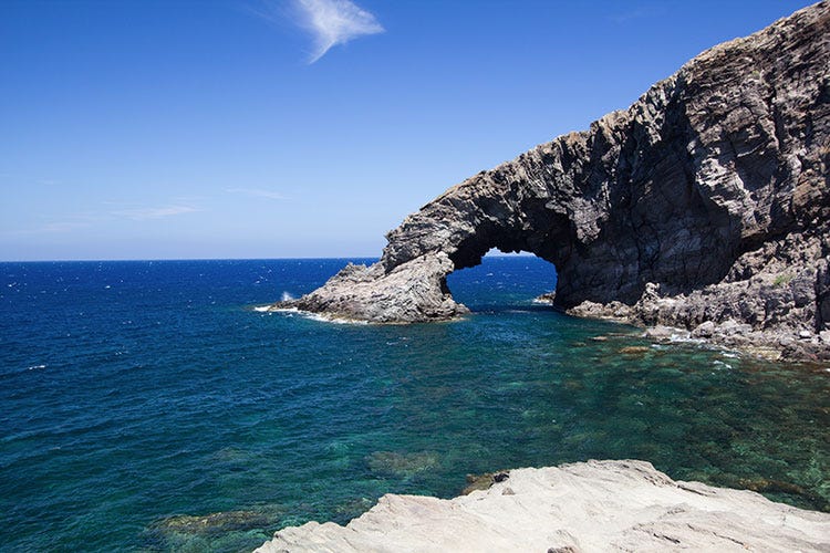 L'Arco dell'Elefante a Pantelleria Il turismo riparte dalle isole minori Ma Sicilia e Sardegna non ci stanno