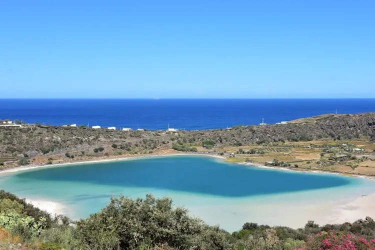 Giorgio Armani e l'enologo Giampietro Comolli insieme per il futuro di Pantelleria