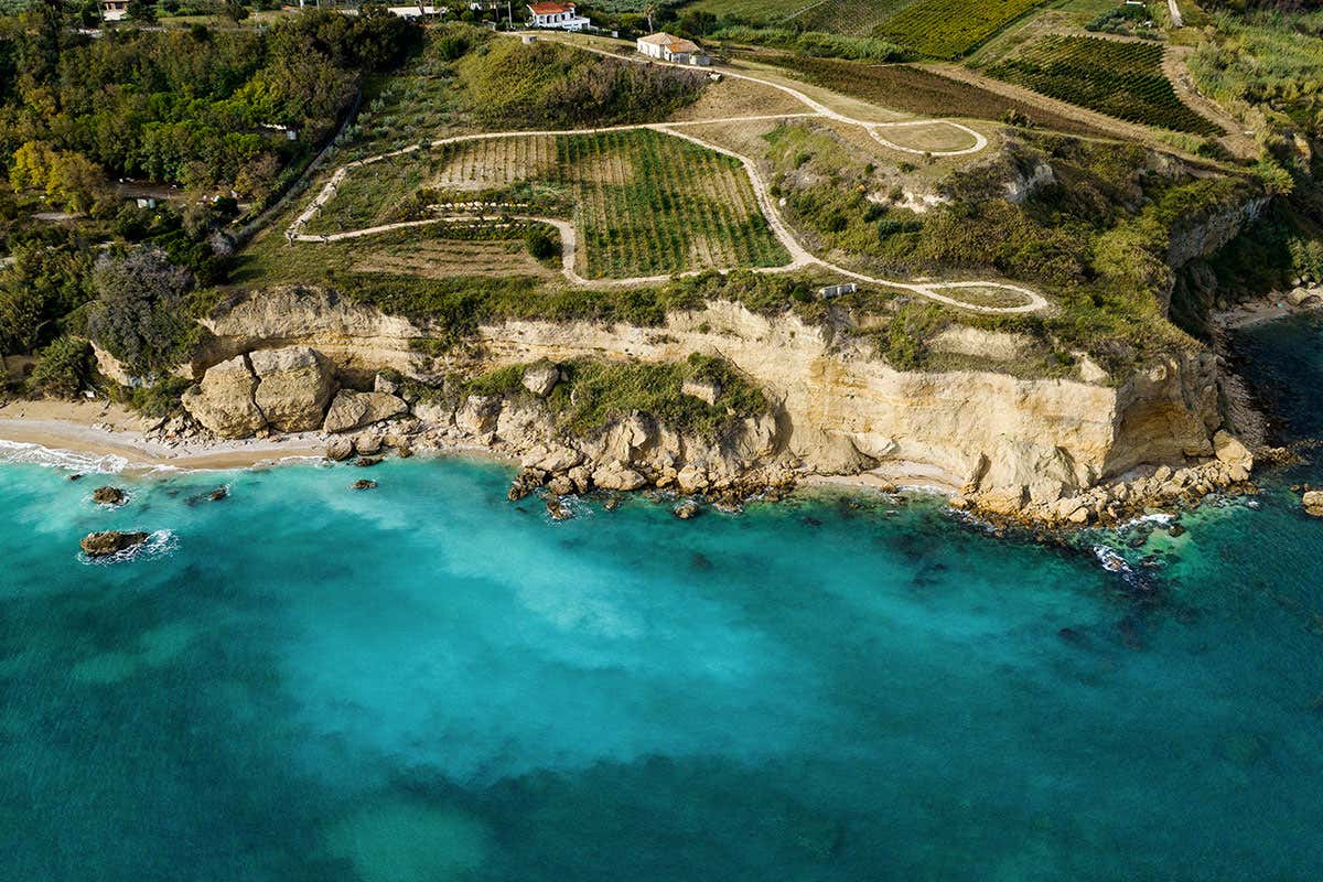 Scoprire l’Abruzzo autentico in un borgo storico con vigneti sospesi sul mare Scoprire l’Abruzzo autentico in un borgo storico con vigneti sospesi sul mare