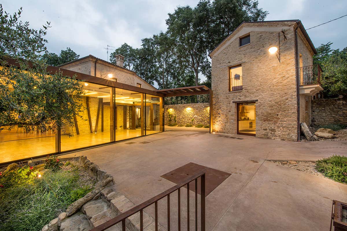 Scoprire l’Abruzzo autentico in un borgo storico con vigneti sospesi sul mare