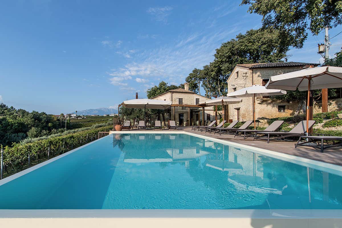 Scoprire l’Abruzzo autentico in un borgo storico con vigneti sospesi sul mare