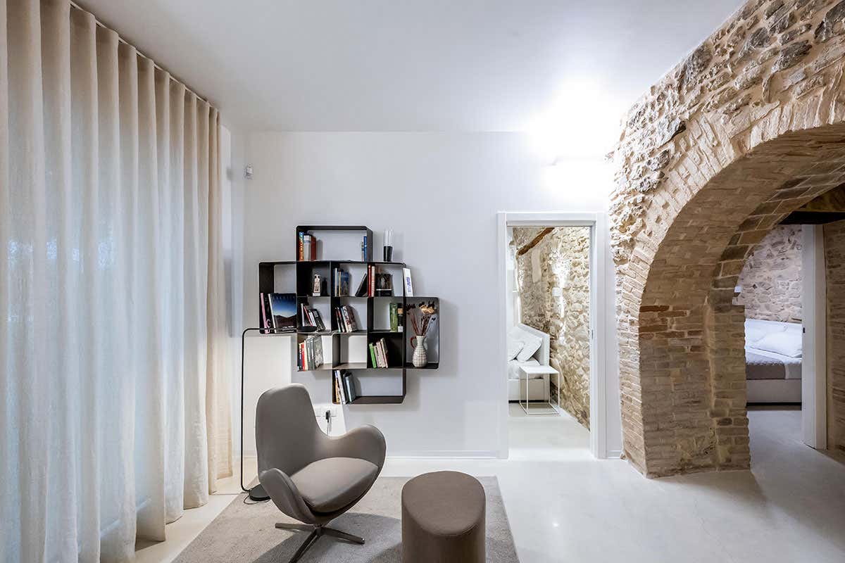 Scoprire l’Abruzzo autentico in un borgo storico con vigneti sospesi sul mare