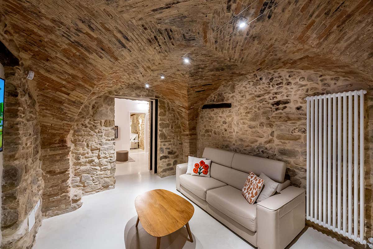 Scoprire l’Abruzzo autentico in un borgo storico con vigneti sospesi sul mare