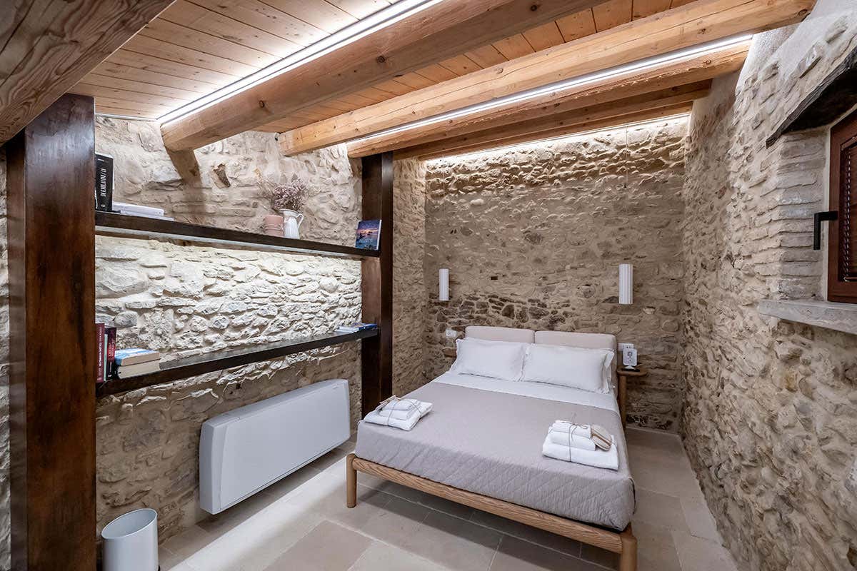 Scoprire l’Abruzzo autentico in un borgo storico con vigneti sospesi sul mare